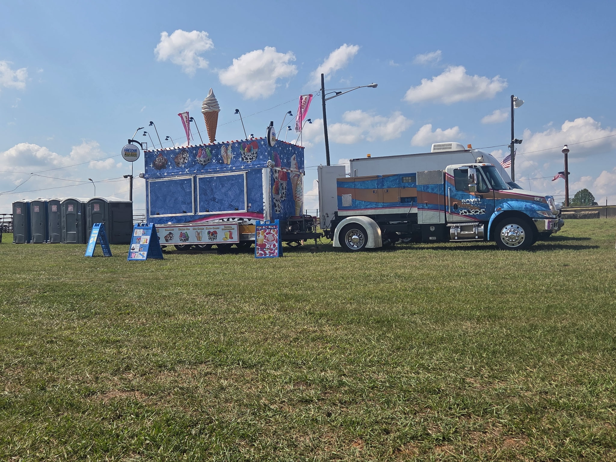 Food truck and ice cream concession at Sims Farm